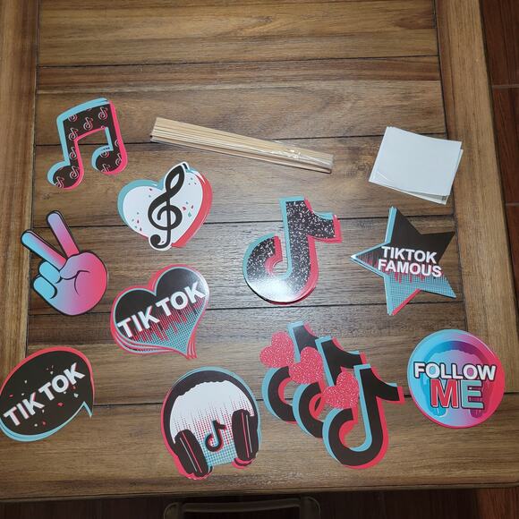 Tik-Tok Photo Op Set NEW - Picture 1 of 2